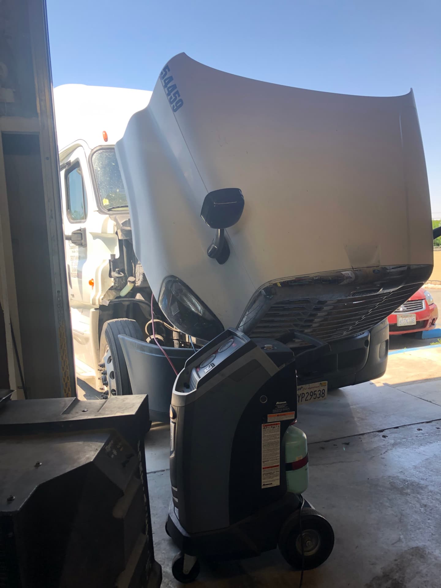 Professional air conditioning service equipment at Rodas Auto Repair